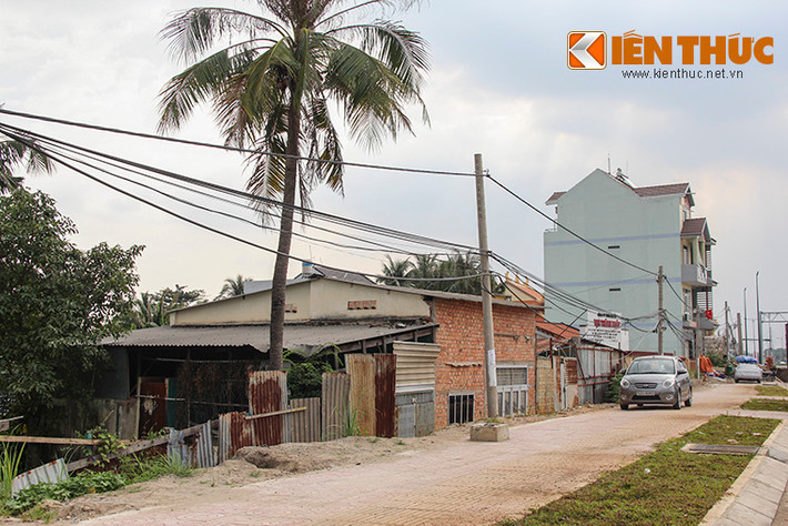Trên đoạn đường nội đô đẹp nhất Sài Gòn là Phạm Văn Đồng mới đưa vào sử dụng (đoạn gần cầu Gò Dưa), phường Hiệp Bình Chánh, quận Thủ Đức, dễ dàng nhận thấy nhiều nhà dân thấp hơn mặt đường từ 2-3m.