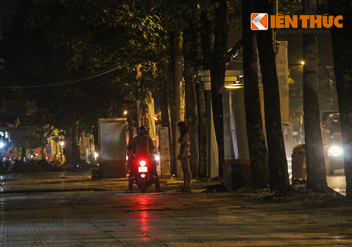 Cảnh tượng chèo kéo, ngã giá công khai giữa đường phố.