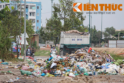 Bãi rác nằm kế bên đại lộ Phạm Văn Đồng khiến con đường triệu đô của TP HCM mất đi vẻ mỹ quan đô thị và gây ô nhiễm môi trường.