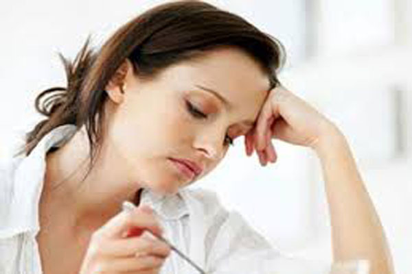 Vì bạn đang mệt mỏi. Liên quan đến tình trạng Ghrelin kích thích đói và leptin tín hiệu no đến não tăng ham muốn ăn khi bạn stress. Không chỉ kích thích thèm ăn, khi mệt mỏi chúng ta thường thèm những đồ ăn nhiều chất béo, nhiều carbohydrate.