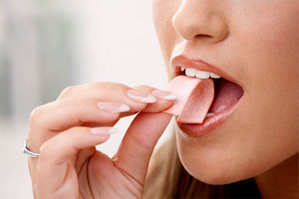 Nếu cảm thấy bứt rứt khó chịu, hãy nhai kẹo cao su thay vì móng tay. Liệu pháp này không những tập luyện cơ hàm mà còn giúp răng chắc khỏe, sáng bóng.