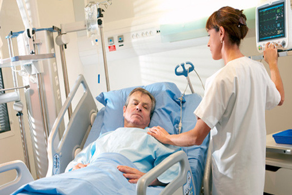 Làm cho mọi người biết mình có thể đang bị đau tim. Nếu bạn có thể đi đến bệnh viện thì hãy nói ngay với y tá để được cấp cứu, nếu trên máy bay, thông báo với tiếp viên hàng không để bác sỹ trên không có thể giúp đỡ hoặc tình trạng xấu hơn, các phi công sẽ tìm cách hạ cánh để có trợ giúp y tế.