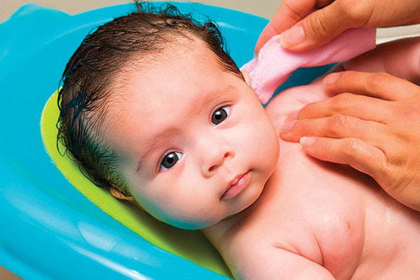 Tách con ra khỏi mẹ quá sớm. Sau khi sinh, bé cần được gần gũi với mẹ, gần nguồn thức ăn nơi bé có thể nghe, ngửi hơi ấm của người mẹ. Vì vậy, đưa bé đi tắm quá sớm có thể làm gián đoạn quá trình em bé nhận biết mẹ, bé cảm thấy mất an toàn và có thể ảnh hưởng đến những cữ bú quan trọng đầu tiên.