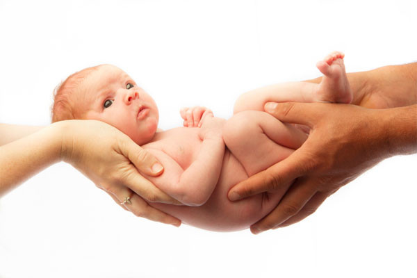 Vậy làm sao khi muốn em bé của bạn được sạch sẽ ngay từ lúc mới sinh? Một phòng tắm cùng cha mẹ sẽ làm cho bé cảm thấy rất an toàn khi con không bị tách khỏi mẹ. Mẹ nên ôm con cùng ngồi trong bồn tắm, chớ nên thả bé một mình sẽ gây cho bé sự chới với và đơn độc.