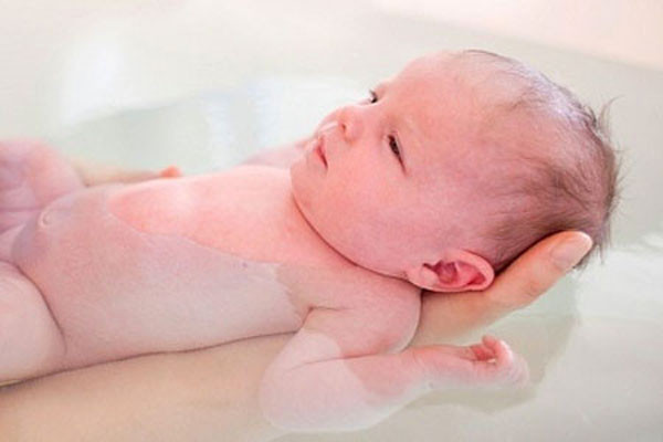 Đây là nguyên nhân giải thích tại sao trong khoảng 24 giờ sau lần tắm đầu tiên của bé, có những lớp màu trắng đục bong ra. Toàn bộ cơ thể của bé sẽ được lột sạch lớp vernix(nhất là ở trên bàn tay và bàn chân).