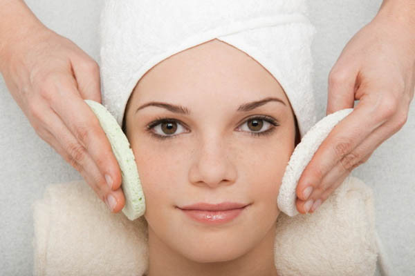 7. Tẩy Trang. Bạn không biết rằng Vaseline loại bỏ lớp trang điểm rất thần kỳ. Nó có thể dễ dàng loại bỏ ngay cả những sản phẩm trang điểm không thấm nước như son môi, phấn mắt và mascara. Nếu muốn một đôi môi mềm mại, hãy trộn một chút đường vào vaseline và dùng hỗn hợp này làm kem tẩy da chết. Chà nhẹ trong vài phút và sau đó rửa lại bằng nước ấm.