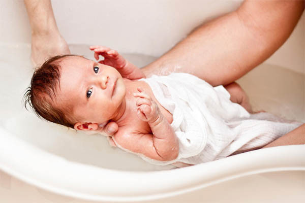 Chưa quen nhiệt độ cơ thể. Trẻ vừa mới lọt lòng mẹ đang tìm cách duy trì nhiệt độ cơ thể mình. Tách bé ra khỏi phòng tắm, có thể làm cho bé chới với với nhiệt độ mới. Vì điều này, có một số trường hợp, em bé sơ sinh cần đặt dưới đèn nhiệt để lấy lại nhiệt độ sau khi tắm.