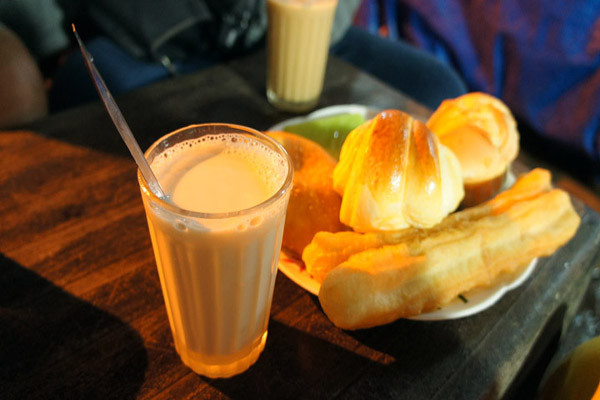 Khi cho con uống sữa đậu nành, mẹ hãy điểm thêm một chút bánh mì, bánh ngọt, bánh bao … hoặc các sản phẩm từ tinh bột. Đừng nên để con uống sữa đậu nành không, vì các chất dinh dưỡng trong đậu sẽ bị chuyển hóa thành nhiệt lượng không còn bổ dưỡng nữa.