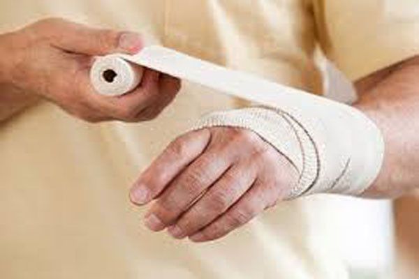 Nhanh chóng băng trên vết cắn khoảng 3 đến 5cm. Dây băng có thể tìm mọi thứ xung quanh bạn như dây thun, dây chuối, vải … Và nhớ rằng, hãy buộc dây bản to để đảm bảo vùng da nơi bạn buộc không bị sây sát và tổn thương.