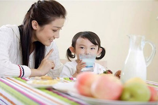Mẹ cũng không nên dùng sữa đậu nành thay thế sữa cho trẻ bú. Mặc dù hàm lượng chất dinh dưỡng trong sữa đậu nành cao nhưng không vẫn đủ cho nhu cầu phát triển toàn diện của trẻ. Do đó, đảm bảo con của bạn nhận được tất cả các chất dinh dưỡng bé cần bằng cách ăn thực phẩm giàu protein, rau quả và ngũ cốc.