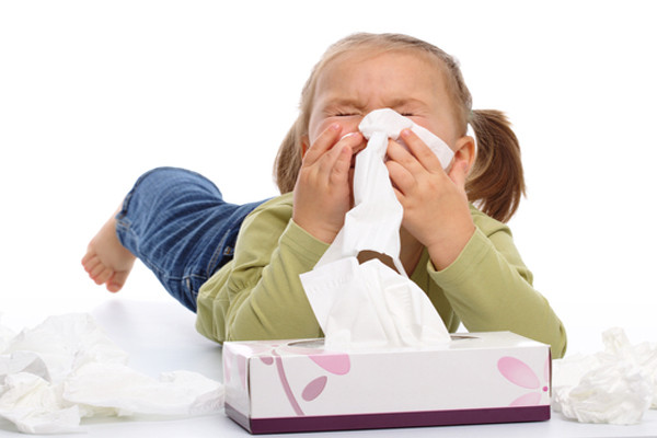 Một số trẻ bị hen suyễn chỉ có biểu hiện duy nhất là ho, đặc biệt là nửa đêm về sáng. Khi trẻ lên cơn hen cấp thì đưa trẻ ra chỗ thoáng, không khí trong lành; cho uống nhiều nước hoặc hít hơi nước làm đờm loãng ra sẽ dễ thở