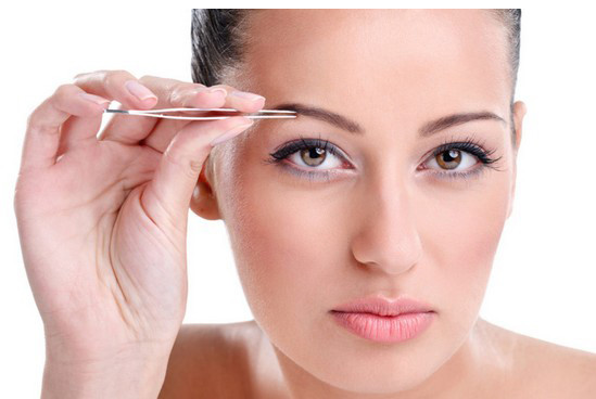 3. Nhổ lông mày là một thủ tục rất đau. Bạn có thể làm nó dịu đi bằng cách bôi một ít vaseline lên lông mày trước khi nhổ. Vaseline sẽ làm mềm da và nở lỗ chân lông. Vì vậy, bên cạnh một chiếc nhíp nhỏ, khuyến khích chị em nên kèm một lọ vaseline nhỏ trong túi.