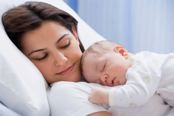 Ngực người mẹ là nơi hoàn hảo để duy trì thân nhiệt và điều chỉnh nhiệt độ thích hợp cho bé. Vậy nên, hãy trì hoãn thời gian tắm, để bé tiếp xúc với mẹ thời gian vừa đủ và quen với nhiệt độ bên ngoài.
