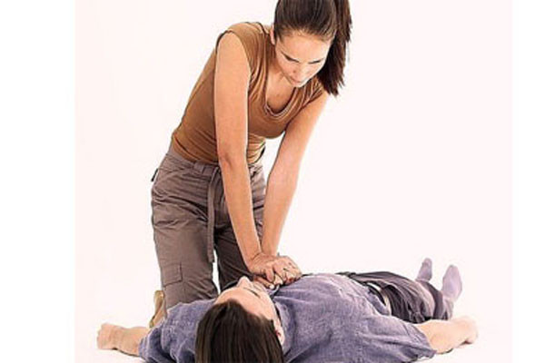 Nếu bệnh nhân khó thở thì hô hấp nhân tạo bằng cách hà hơi thổi ngạt hoặc những phương tiện y tế có tại chỗ như bóp bóng, máy thở xách tay…