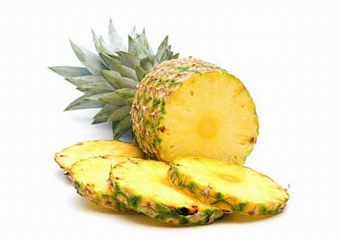Quả dứa. Cắt 1 lát dứa, xoa nhẹ nhàng lên mặt và đợi khô 10 - 15 phút. Sau đó rửa sạch bằng nước lạnh. Dứa không chỉ làm sạch da, mà còn se nhỏ lỗ chân lông và dứa còn có tác dụng lấy đi những tế bào chết trên bề mặt của da và thúc đẩy sự sản sinh tế bào mới, làm cho da bạn trông trẻ hơn.