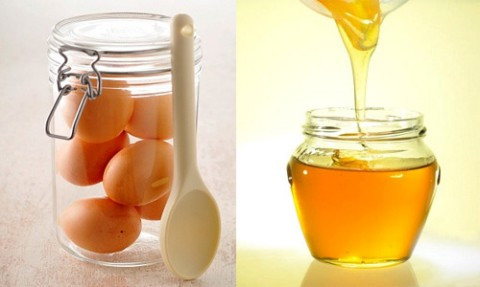 Lòng trắng trứng, quả đào, mật ong - đây là loại mặt nạ tuyệt vời khác giúp săn chắc da. Cho lòng trắng trứng, phần thịt quả đào chín và mật ong vào máy xay cho đến khi tạo thành hỗn hợp mịn. Đắp hỗn hợp lên mặt và đợi khô. Sau đó rửa với nước và thấm bằng khăn sạch.