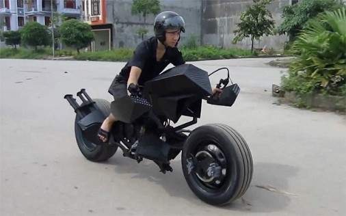 Hồi tháng 7/2013, trang Autoblog - tờ báo nổi tiếng về xe trên thế giới đã cho đăng tải đoạn video về chiếc mô tô chế theo phong cách Batman của một thanh niên Việt Nam. Một chàng trai ở Lạng Sơn đã hiện thực hóa ý tưởng chế tạo xe Batman của mình bằng một mẫu xe được chế tác thực tế, khiến cộng đồng mạng xôn xao trong một thời gian.