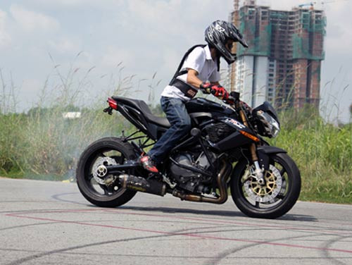 Xế độ Benelli TNT 899 ở Sài Gòn. Mẫu mô tô phân khối lớn dòng naked bike của hãng xe Italy được một người chơi xe chuyên nghiệp tại Sài Gòn độ lại cho phù hợp với mục đích biểu diễn.
