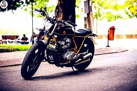 Chiếc Honda CB750F nguyên bản được sản xuất năm 1981 đã bổ máy, vì động cơ nguyên bản - 4 xi-lanh, dung tích 736 phân khối - đã quá cũ. Việc đầu tiên gara này làm là đưa động cơ trở lại hoạt động ít nhất như nguyên bản, với toàn bộ phụ tùng được thay mới bằng hàng OEM. Hai ống xả được làm mới hoàn toàn, cổ ống xả bọc đen.