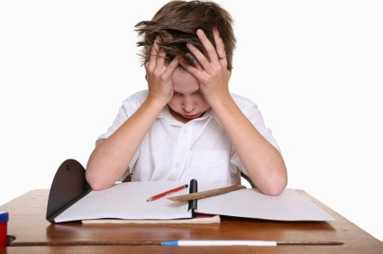 Giảm khả năng học tập. Một nghiên cứu về khả năng học tập và trí nhớ của 112 trẻ 6 tuổi cho thấy, những mẹ có rối loạn lo âu trong thời kỳ đầu của thai kỳ ảnh hưởng tới chỉ số tập trung, chú ý ở trẻ. Khi đo vùng hồi hải mã trên não của các em, người ta thấy kích thước vùng này nhỏ hơn so với trẻ cò mẹ bình thường. Vùng hồi hải mã giúp khả năng nhớ và học tập tốt. Nếu kích thước vùng này giảm, khả năng tập trung trí nhớ cũng giảm.