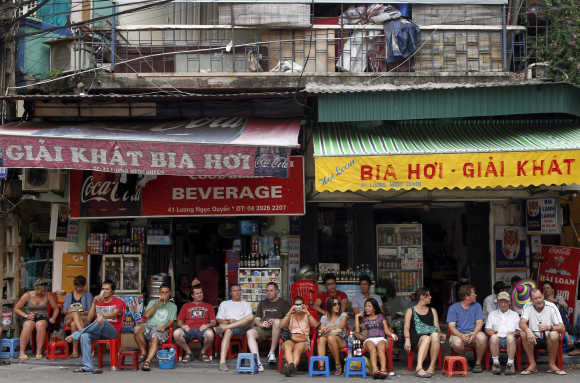Du khách nước ngoài cũng rất thích thú với bia hơi Việt Nam. (Ảnh: Reuters).