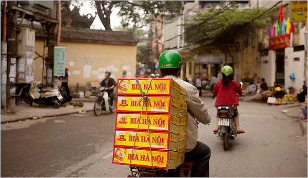Trong Báo cáo toàn cầu về thực trạng sử dụng rượu bia và sức khỏe năm 2011, Tổ chức Y tế thế giới (WHO) đã nhận định Việt Nam là một trong số ít các quốc gia có xu hướng gia tăng nhanh về mức độ tiêu thụ bình quân rượu bia/người/năm. (Ảnh: Arantxa Cedillo.photoshelter.com)