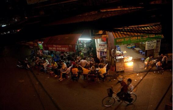 Những quán bia hơi Hà Nội luôn đông cứng người. (Ảnh: Arantxa Cedillo.photoshelter.com).