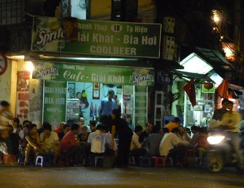 Bức ảnh của tác giả Kevin Gray, chụp một quán bia hơi ở Hà Nội đăng trên tờ Travelstart.co.za.
