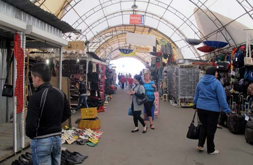 Có khoảng 1.000 người Việt đang sống tại Kiev, phần lớn trong số họ đều làm ăn buôn bán tại các khu chợ. Ảnh: Khu chợ Troeshina được xem là ngôi chợ bán buôn và lẻ lớn nhất Kiev, đồng thời là nơi có đông đảo tiểu thương người Việt đang hoạt động tại Ukraine.