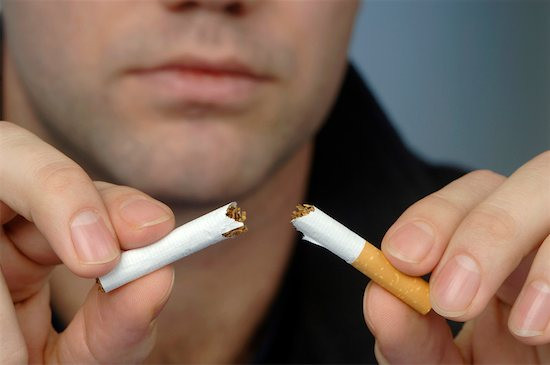 Bỏ thuốc lá. Thuốc lá ảnh hưởng không tốt tới sức khỏe và vẻ đẹp làn da, nó làm da bạn xỉn màu và nhanh lão hóa. Nếu không thể bỏ hẳn được thì bạn nên giảm hút thuốc lá đến mức tối đa.