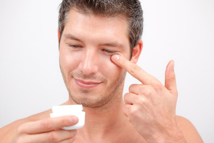 Đầu tư vào một loại kem chống nhăn cho đàn ông. Đây là điểu hiển nhiên nhưng nhiều người không chịu thực hiện, những loại kem chống lão hóa có thành phần chống nhăn rất tốt, nó giúp làm chậm quá trình lão hóa, ngăn ngừa sự hình thành nếp nhăn. Bạn có thể tìm mua sản phẩm tại các hàng mỹ phẩm dành cho nam giới.