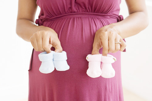 Nhiều khả năng sinh đôi và sinh ba hơn. Khả năng mang thai đôi, thai ba tăng lên ở cuối tuổi 30, ngay cả khi bạn không sử dụng phương pháp điều trị khả năng sinh sản, theo một báo cáo của Trung tâm Ngăn ngừa và Kiểm soát Dịch bệnh Hoa Kỳ năm 2012. Nhược điểm của việc sinh đôi, sinh ba là khi một phụ nữ mang thai càng nhiều em bé, cô ấy càng có nguy cơ sinh non và các trẻ thiếu cân nặng ra đời dễ gặp những vấn đề về sức khỏe kéo dài.
