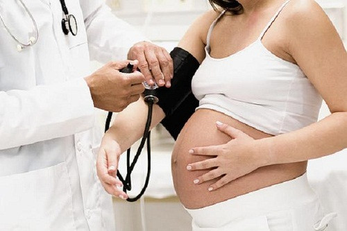 Nhiều biến chứng hơn. Bạn cần nắm rõ những biến chứng có thể xảy ra khi mang thai ở độ tuổi này, đó là: tiểu đường thai kì, tiền sản giật, huyết áp cao, nhau tiền đạo (trũng nhau thai), nhau bong non… Sinh mổ có thể là biện pháp tốt nhất dành cho bạn. Lúc sinh bé, bạn cũng rất dễ gặp phải những biến chứng nguy hiểm như: khó sinh, sinh non, bé sinh ra quá nhẹ cân…