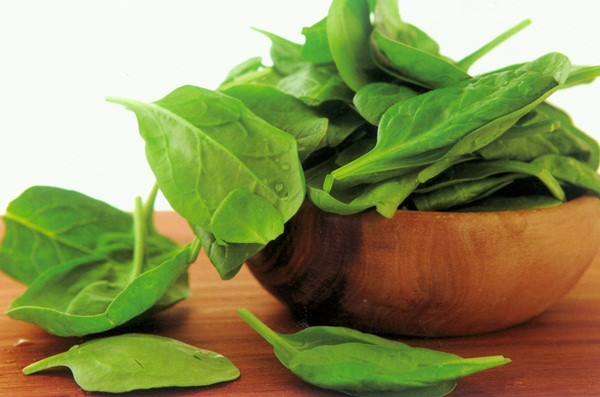 Nước ép rau bina. Đây được coi là loại thức uống tuyệt vời để bắt đầu một ngày mới vì nó giúp khởi động hệ tiêu hóa của bạn và giúp giải độc gan rất tốt. Cần tây là một nguồn giàu kali và được coi là một loại thuốc lợi tiểu tự nhiên, nếu tiêu thụ có thể giúp giảm bớt lượng nước tích trữ quá nhiều trong bàng quang nên giúp bàng quang khỏe mạnh hơn.