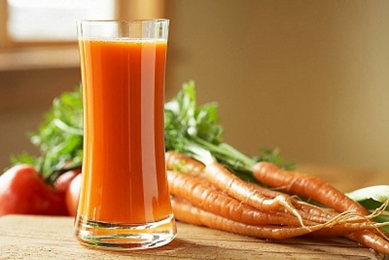 Nước ép cà rốt và mầm cỏ linh lăng giúp tiêu hóa, cà rốt là loại rau enzyme cao, carotenoid có thể tăng tốc quá trình chuyển hóa gan, chống lão hóa, chống ung thư. Vitamin C, vitamin E, sắt trong cỏ linh lăng là một enzyme thực vật cao, nó không làm tổn thương dạ dày, có thể bổ sung độ ẩm, giúp tiêu hóa tốt, là thực phẩm tuyệt vời cho việc giảm béo.
