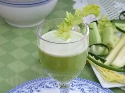 Nước ép rau cần. Rau cần hương vị thanh mát, có tác dụng tăng cảm giác muốn ăn. Tiết trời hanh nóng, uống 1 ly nước ép rau cần sau khi ngủ dậy giúp cơ thể sảng khoái. Uống nước ép rau cần giữa 2 bữa ăn trong ngày cũng rất tốt, có tác dụng lợi tiểu, là loại thuốc tự nhiên giúp giảm huyết áp.