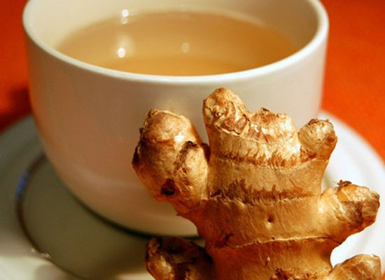 Uống cà phê và trà nóng. Trong khi các loại trà tốt cho giảm cân khiến bạn thấy lạnh lẽo thì hầu hết các loại đồ uống giúp giữ ấm cơ thể lại chứa rất nhiều calo từ đường, sữa, kem, chất béo bão hòa, hương liệu… Thay vào đó hãy dùng một tách cà phê hoặc trà nóng có chút quế hoặc sữa sẽ vô cùng lý tưởng cho sức khỏe và cân nặng.