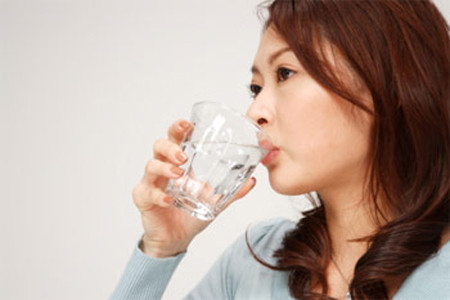 Uống nước trước khi ăn. Cách tốt nhất để bạn ăn ít đi là uống một ly nước lớn trước bữa ăn khoảng 15-20 phút. Đây chính là mẹo nhỏ để giúp lượng axit trong dạ dày của bạn được giảm bớt, giúp bạn bớt cảm giác đói và ăn ít đi.