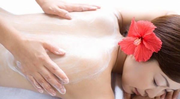 Tắm trắng da toàn thân. Yến mạch có chứa nhiều chất xơ, axit amino, vitamin B, E và các dưỡng chất cần thiết cho da. Bột yến mạch có khả năng làm sạch da, khắc phục một số dị ứng trên da, dưỡng ẩm và trị mụn. Bột yến mạch lưu lại trên da nuôi dưỡng và tái tạo da, giúp kìm hãm quá trình lão hóa, xóa mờ vết thâm, làm da trắng sáng mịn màng.