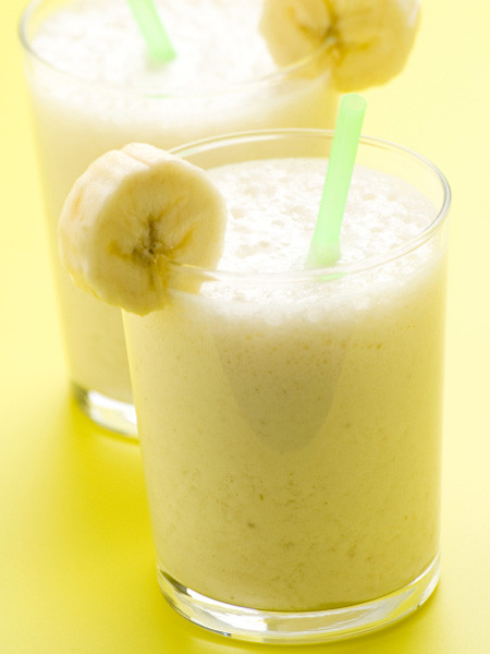 Sinh tố chuối. Chuối chứa nhiều kali, vitamin B6, mangan, đồng thời còn là nguồn cung cấp vitamin A và C và giàu chất xơ hòa tan pectin. Hơn nữa chuối còn giúp con người gỡ bỏ sự trầm cảm. Trong chuối có thành phần giúp não sản xuất 5-HT, giúp xua tan những cảm xúc dễ cáu kỉnh và bi quan, rất phù hợp cho phụ nữ mang thai. Các nghiên cứu cũng đã chỉ ra rằng, những biểu hiện ốm nghén có thể được giảm nhẹ bằng việc tiêu thụ vitamin B6 có nhiều trong chuối.