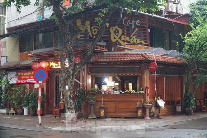 ##s###Cửa hàng cà phê trên phố Tô Hiệu mở cửa bán cho khách mang về. Trước đó, trao đổi với Tiền phong chiều 21/4, Phó Giám đốc Trung tâm Kiểm soát bệnh tật (CDC) Hà Nội - ông Khổng Minh Tuấn cho rằng, các quán cà phê, ăn sáng nhiều khả năng chưa được mở cửa sau 22/4.