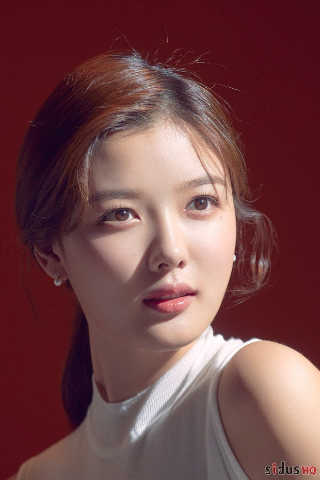 Thành công từ sớm, Kim Yoo Jung từng mắc lỗi khi cô tỏ thái độ không tốt trong buổi họp báo của bộ phim Because I Love You cuối năm 2016. Sau đó, nữ diễn viên trẻ đã phải lên tiếng xin lỗi và tự hạn chế hoạt động một thời gian để hối lỗi.