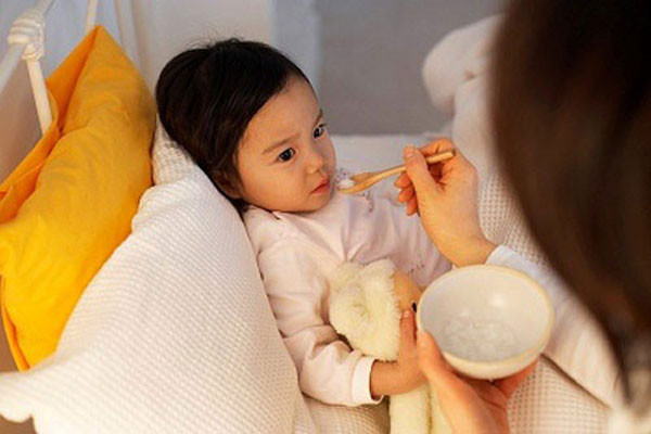 Nước dừa tuy tốt để bù nước và điện giải cho bé bị tiêu chảy nhưng trong trường hợp bị lạm dụng sẽ sản sinh ra rất nhiều tác dụng phụ sẽ khiến bé yêu đầy bụng, khó tiêu.