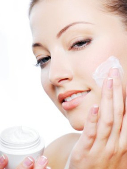 Thoa quá nhiều kem dưỡng da. Nếu bạn đợi cho đến khi da bạn khô rồi mới thoa kem (hầu hết con gái đều làm vậy), thì đó chính là một bước sai lầm của bạn. Các loại kem dưỡng da sẽ có tác dụng tốt hơn nếu bạn sử dụng chúng khi da vẫn còn ẩm ướt. Vậy nên, thay vì chờ da khô rồi mới thoa kem, bạn hãy thoa ngay sau khi rửa mặt xong và thấm nhẹ với giấy mỏng.