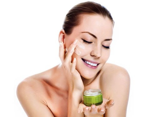 Sử dụng kem dưỡng da ban ngày cho cả ban đêm. Mỗi loại kem có một chức năng khác nhau, sử dụng không đúng chức năng sẽ không mang đến bất cứ một sự cải thiện nào cho làn da của bạn ngược lại có khi còn khiến da bị dị ứng.