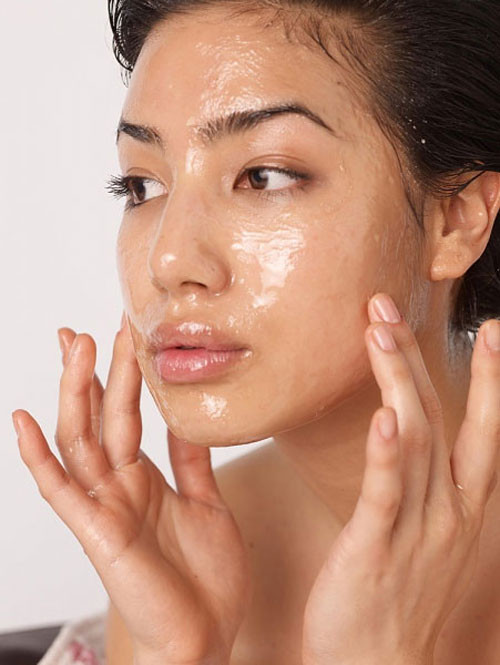 Dùng kem dưỡng da không phù hợp với loại da. Một phần trong quá trình chăm sóc da đó là bạn tìm được loại kem thật phù hợp với mình. Đó là một điều quá hiển nhiên nhưng không bao giờ thừa để nhắc lại. Bạn sẽ cần tìm hiểu về loại da của mình, là da dầu, da hỗn hợp hay da khô, sau đó cân nhắc khoản tiền dự định bỏ ra cho kem dưỡng. Bên cạnh đó, nếu bạn có điều kiện, hãy tìm gặp một chuyên gia tư vấn để tìm ra loại kem hoặc các thành phần phù hợp nhất với da mình.