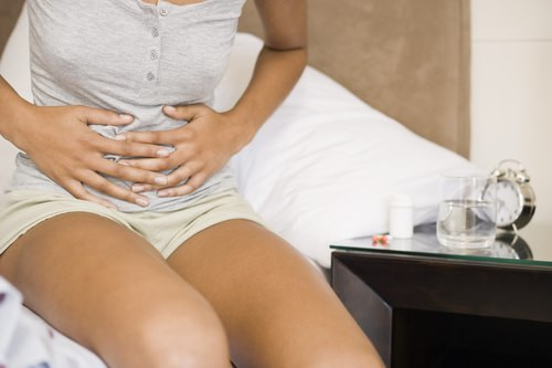 Hàm lượng cao chất asen trong đất sét có thể gây suy thận, não và tổn thương thần kinh, và thậm chí là cả ung thư nếu như người dùng nạp liều cao vào cơ thể. Các khoáng chất trong đất sét gây giữ nước, hại thận. Ngoài ra việc ăn uống đất sét sẽ khiến hệ bài tiết và tiêu hóa bị rối loạn. Những triệu chứng cơ thể khi bị ngộ độc đất sét là nôn mửa, đau quặn bụng, chảy máu dạ dày.