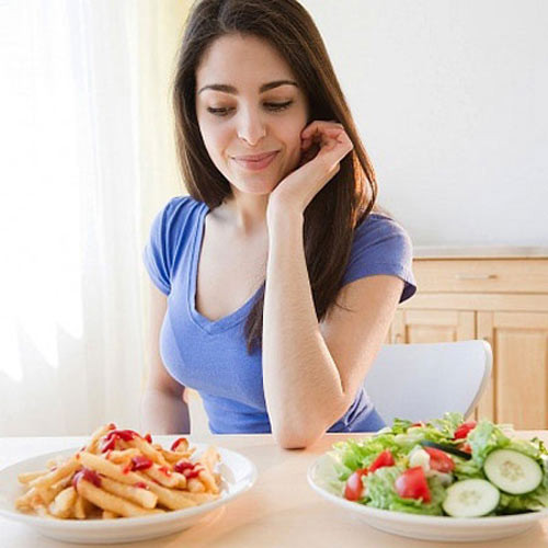 Người suy dinh dưỡng. Những người bị nhẹ cân, cho dù vì rối loạn ăn uống hoặc do các vấn đề khác đều không nên theo đuổi chế độ ăn thuần chay, trừ khi được các bác sĩ có uy tín tư vấn. Nồng độ calories tương đối thấp của một chế độ ăn chay điển hình có xu hướng góp phần vào việc giảm cân. Trong khi việc ăn chay mang lại lợi ích cho những người thừa cân hoặc béo phì, giảm cân thì nó lại có thể là vấn đề đối với những người đã quá gầy.