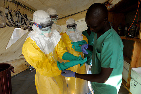 Việc phát hiện sớm bệnh Ebola trong vài ngày nhiễm đầu là rất khó bởi vì nó có những triệu chứng ban đầu - như viêm mắt và phát ban – rất giống với những căn bệnh thông thường khác.Khi thấy những triệu chứng trên, hoặc nếu sống trong khu vực có dịch bệnh do vi rút Ebola hay khi tiếp xúc với người nhiễm hay nghi ngờ nhiễm vi rút Ebola, bệnh nhân cần đến ngay cơ sở y tế để khám và điều trị, tránh để dịch bệnh có nguy cơ lây lan rộng.
