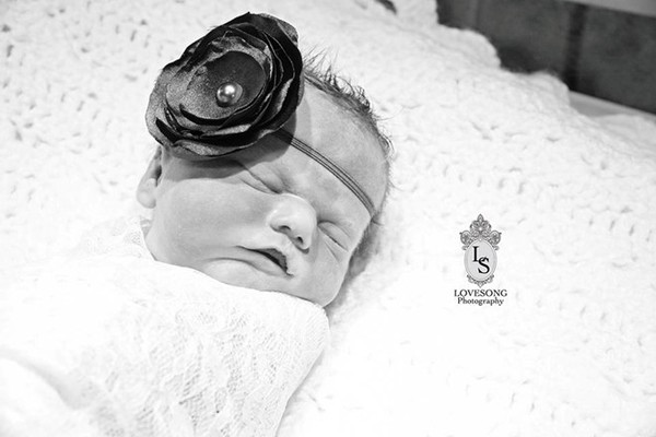 Một ngày, cô Emily McClearen không thấy con đạp trong bụng. Quá lo lắng, cô đã tới bệnh viện thăm khám và phát hiện ra rằng, cô con gái trong bụng đã qua đời.